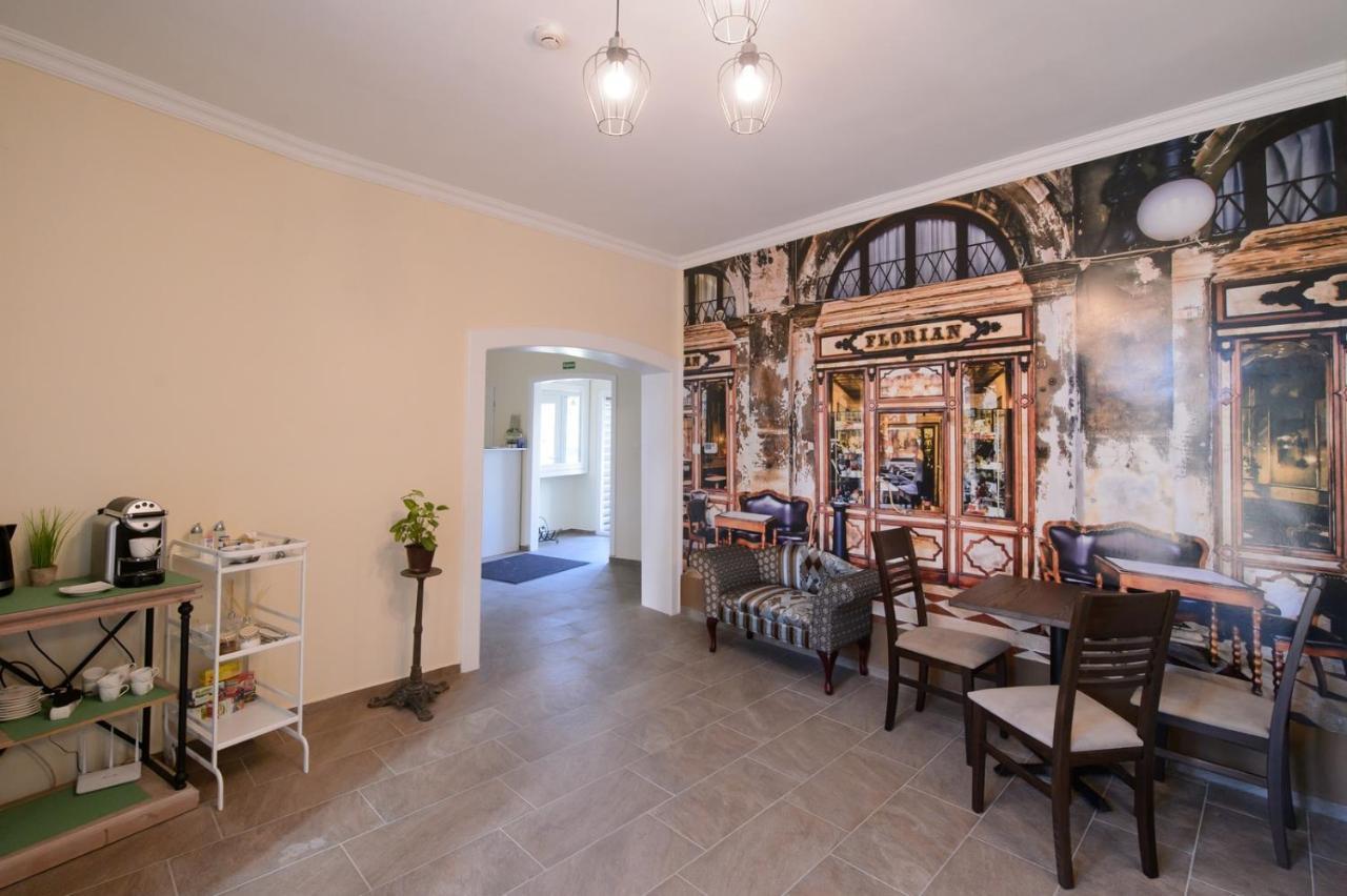 Illaberek Panzio Hotel Eger Buitenkant foto