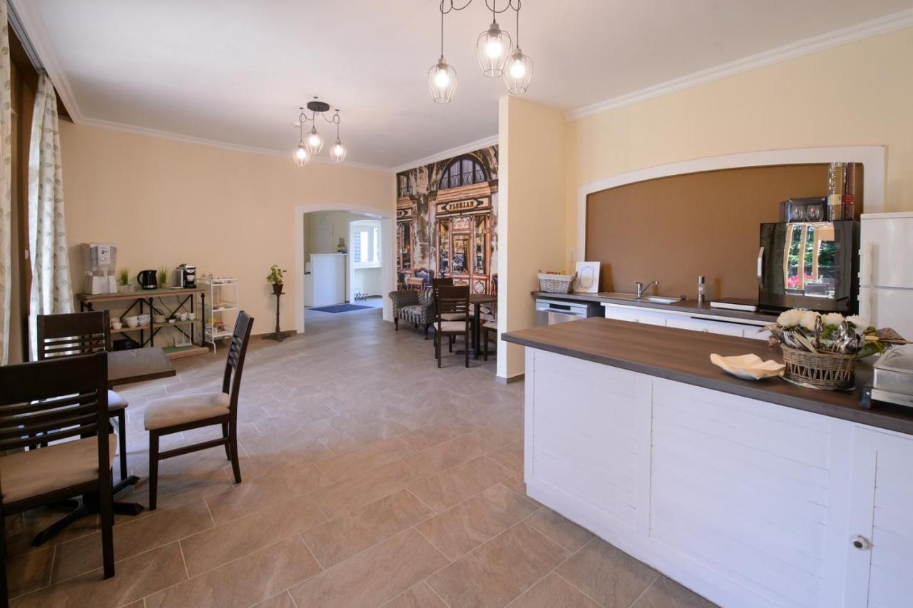 Illaberek Panzio Hotel Eger Buitenkant foto