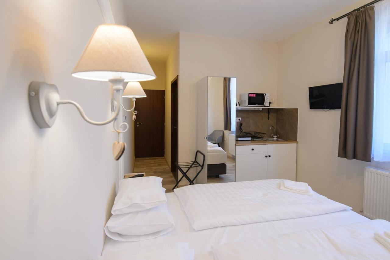 Illaberek Panzio Hotel Eger Buitenkant foto