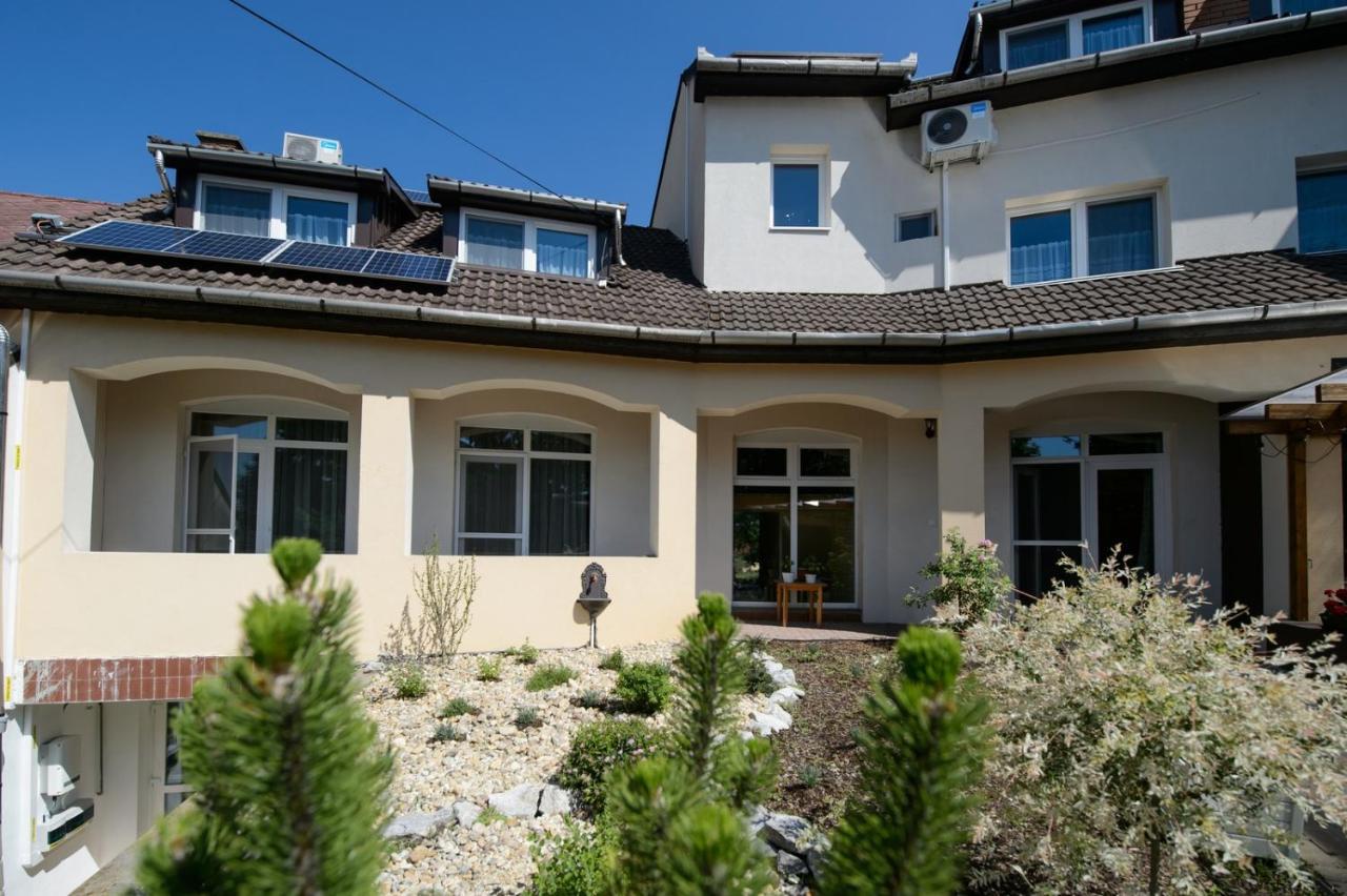 Illaberek Panzio Hotel Eger Buitenkant foto