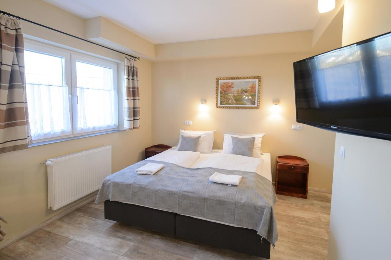 Illaberek Panzio Hotel Eger Buitenkant foto