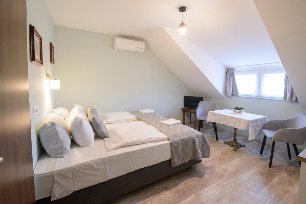 Illaberek Panzio Hotel Eger Buitenkant foto